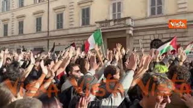 Manifestante con la maschera di Meloni a corteo studenti a Roma