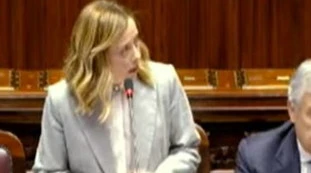 Meloni alla Camera: "Niente lezioni dal Pd". E i dem provano a zittirla in Aula