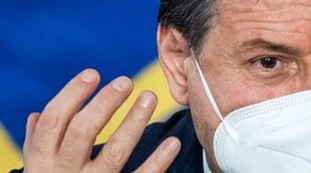 Giuseppe Conte, "che anno, che fatica". Ci avete fatto caso? Il dettaglio del corpo che svela lo stress del premier