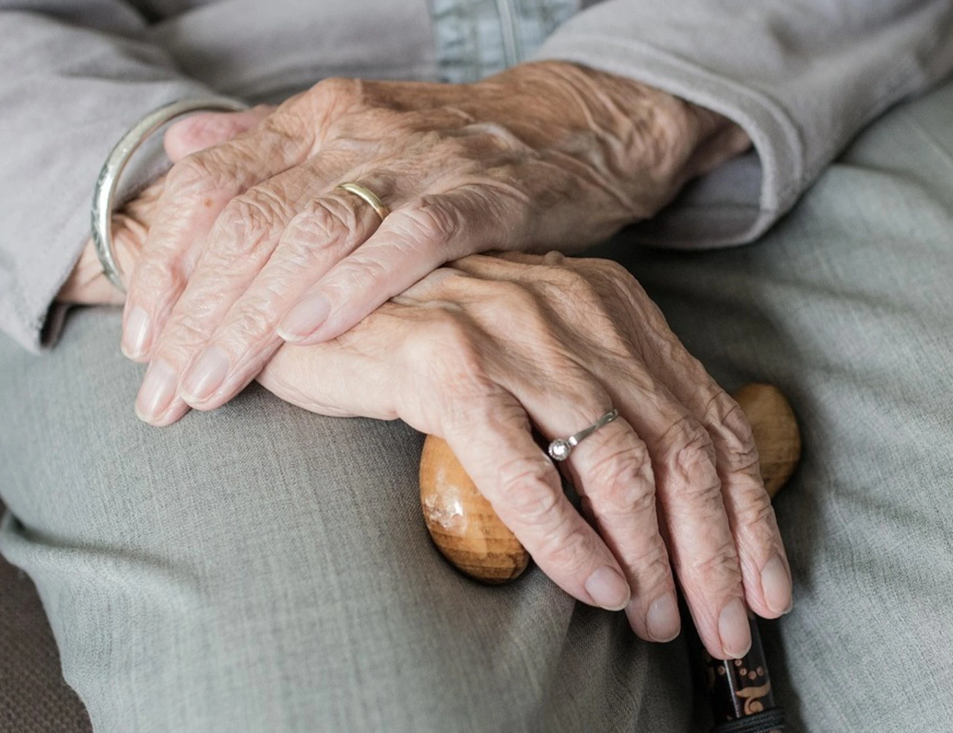 Roma, violenta e rapina anziana di 80 anni: arrestato 26enne