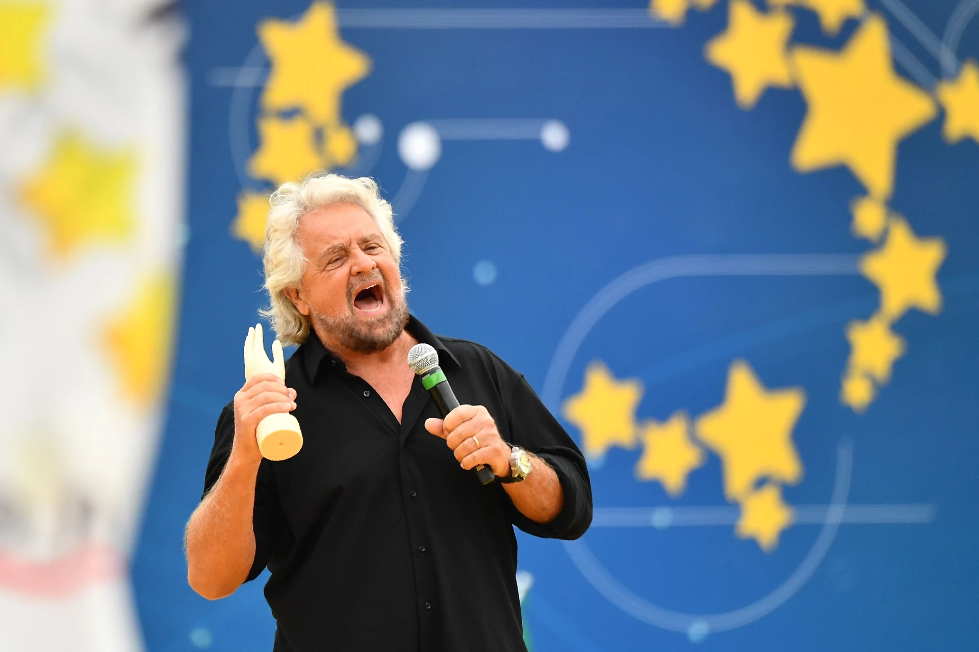 Beppe Grillo, l'attacco contro il Quirinale: "Il Presidente della Repubblica ha troppi poteri"