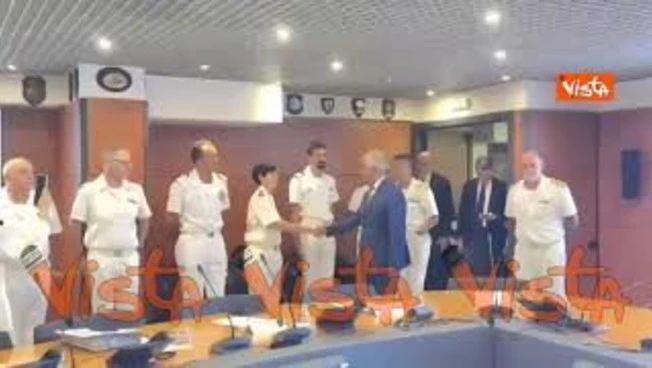 Piantedosi visita Sala operativa Capitanerie di Porto