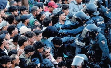 Ceuta, l'assalto dei migranti alla polizia
