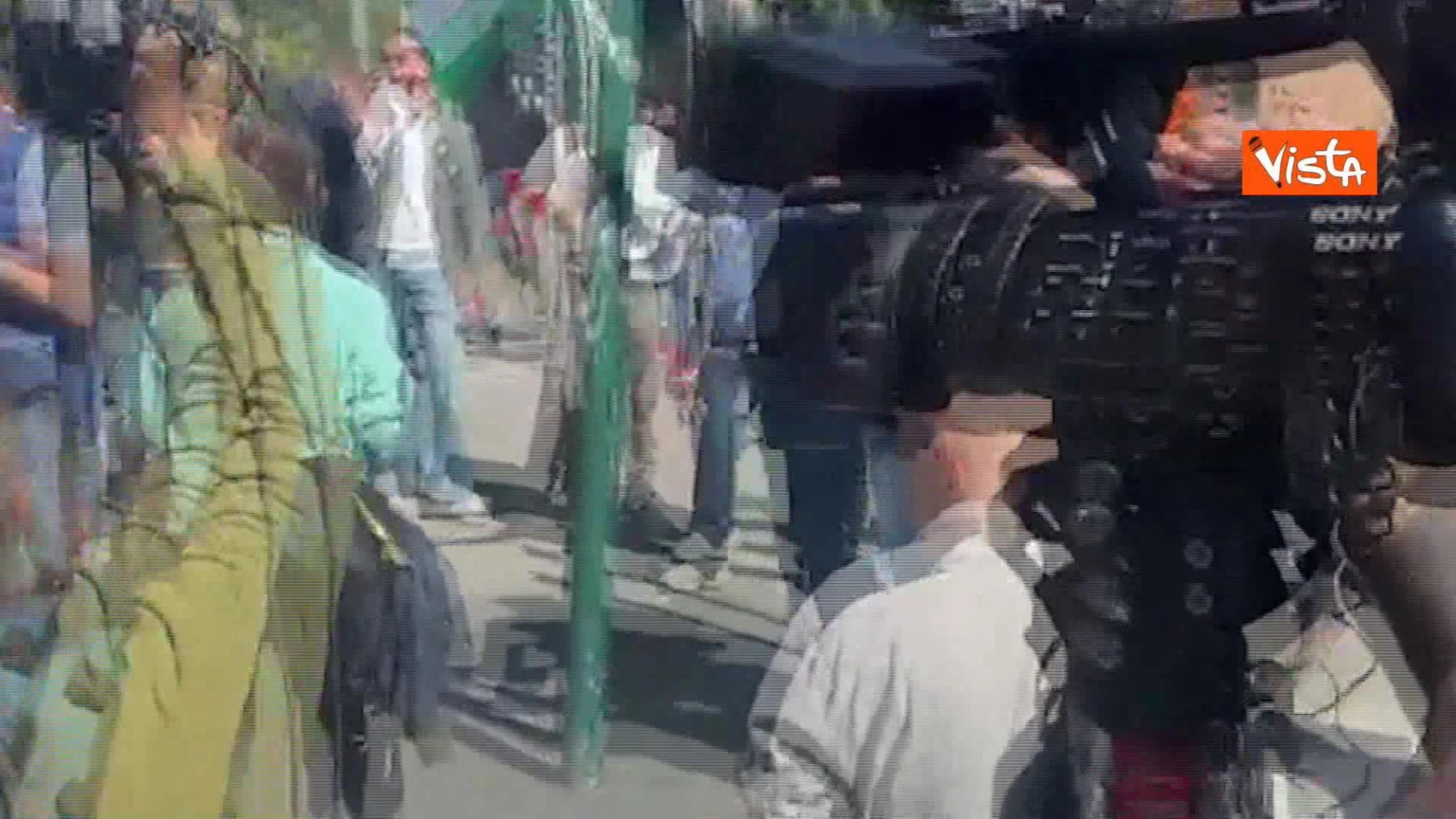 "Fuori i fascisti dal corteo", coro contro manifestanti con bandiera ucraina al corteo del 25 aprile