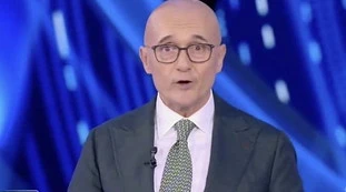 Grande Fratello Vip, "un teatrino da interrompere". Alfonso Signorini, le (pesanti) scuse al pubblico