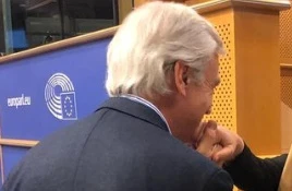 Antonio Maria Rinaldi, il baciamano a Marine Le Pen: il sorriso della leader del Front National