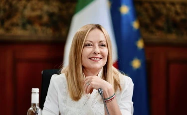 Meloni, l'elogio del Telegraph: "L'Italia è più ricca della Gran Bretagna laburista"
