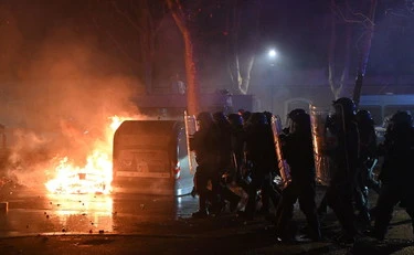 Sondaggio, lo schiaffo degli elettori di sinistra a Pd e Avs: "Giù le mani dalla polizia"