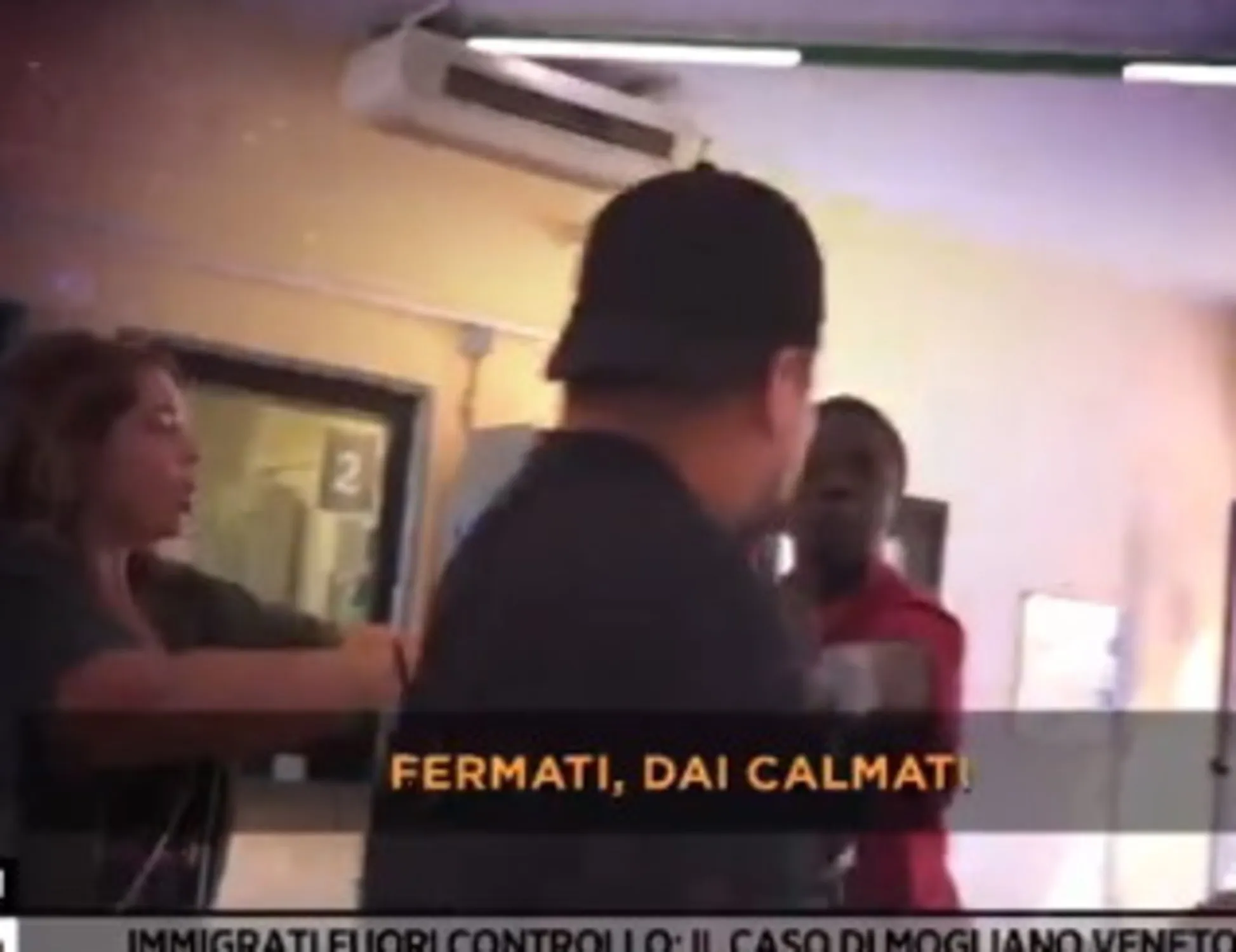 Leggi l'articolo: L'immigrato terrore di Mogliano Veneto aggredisce l'inviata di Giordano: "Chiudi la bocca"
