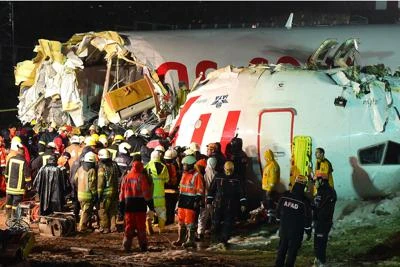 Istanbul, aereo fuori pista si spezza: 1 morto e 157 feriti /Guarda