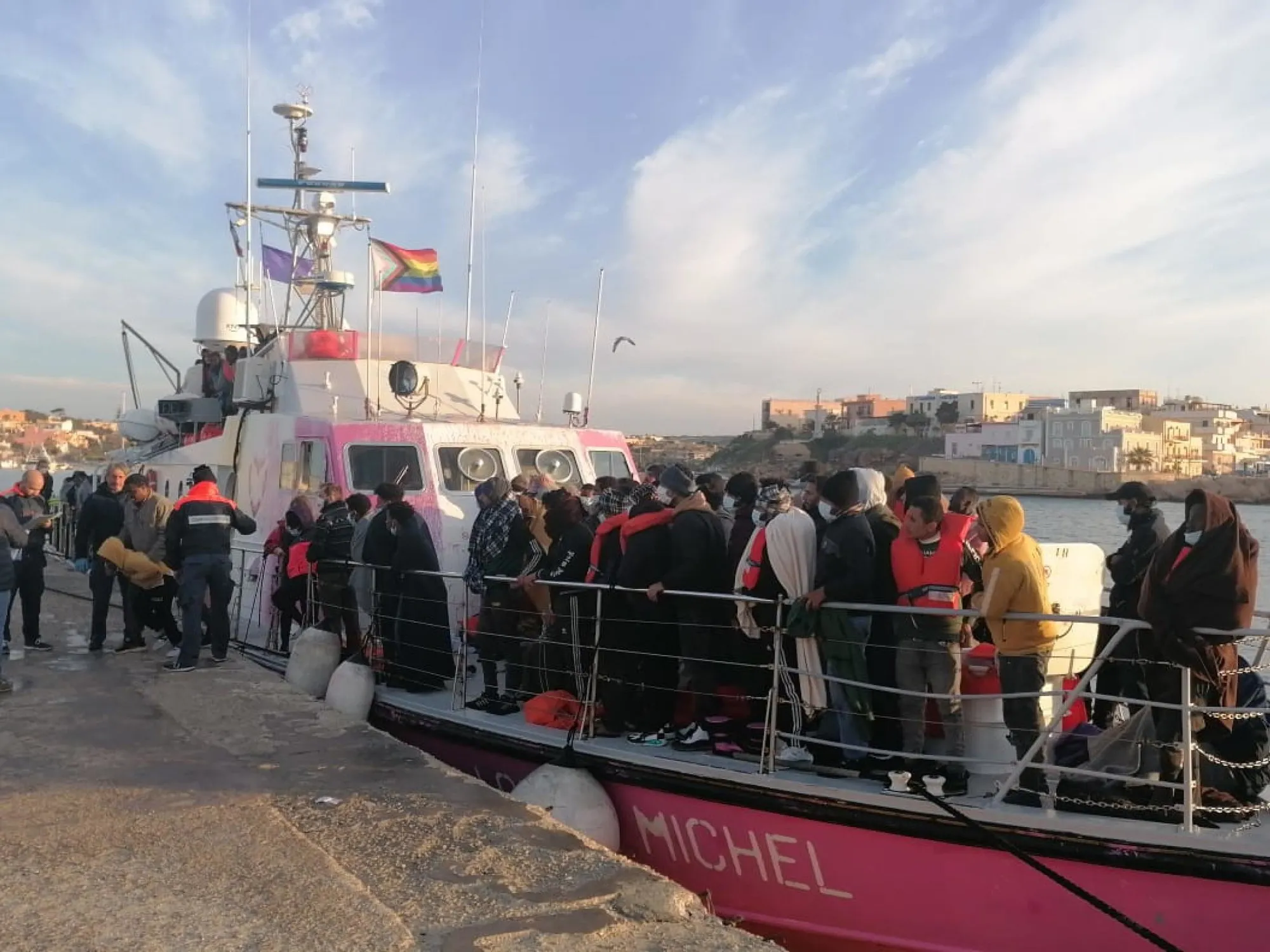 Leggi l'articolo: Fumogeni e fuochi d'artificio: migranti e sbarchi, si scatena il caos sulle coste della Sardegna