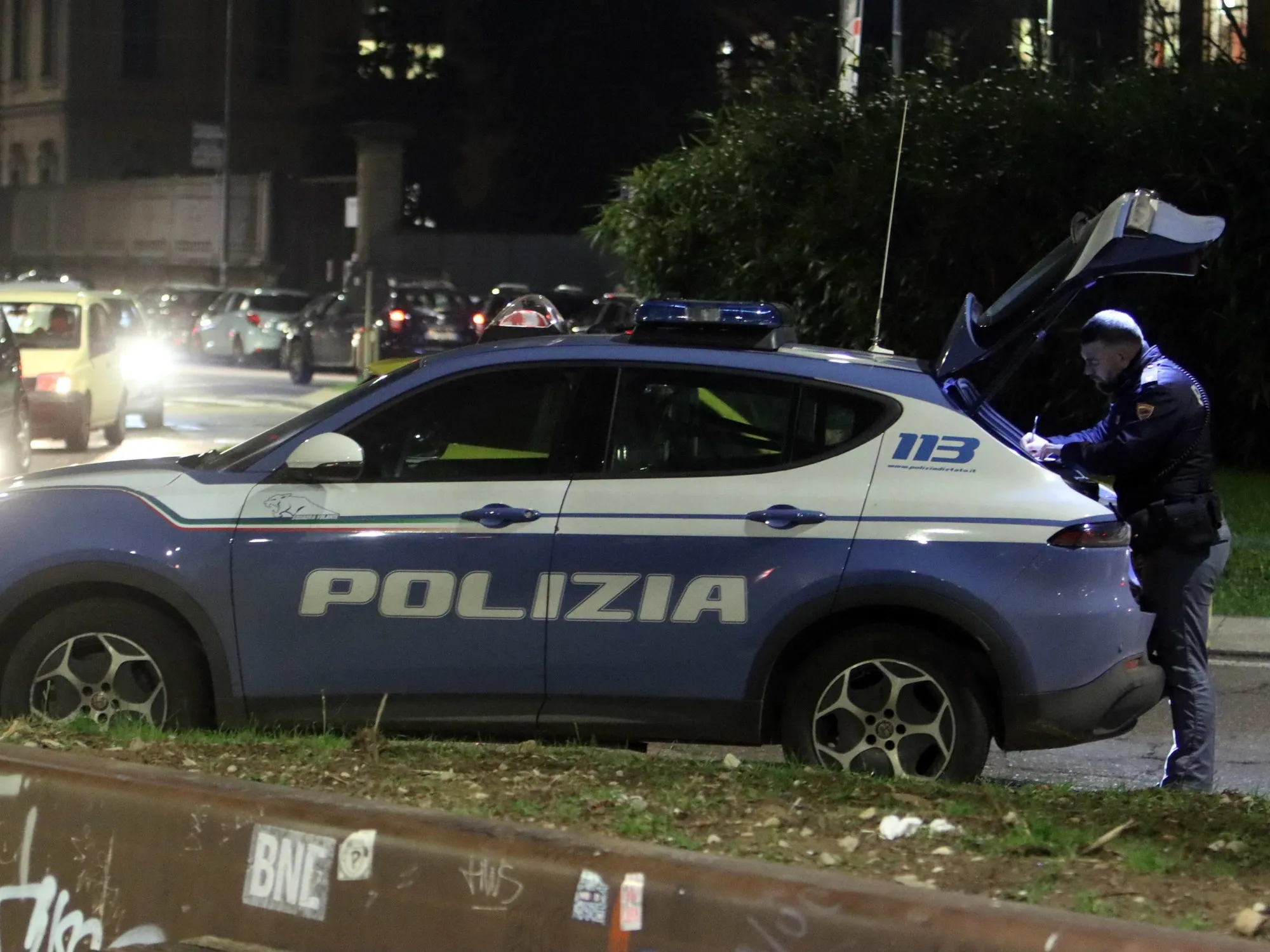 Leggi l'articolo: "Non è il caso di ammazzarli". Investe col suv due scippatori, poi li prende a calci per strada