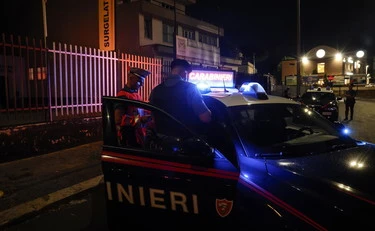 Viareggio, chiede una sigaretta a un 80enne e lo colpisce a sassate: chi è l'aggressore