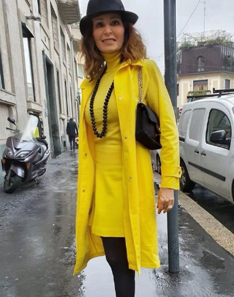 Daniela Santanchè, il look della pitonessa sotto alla pioggia: stupore in centro a Roma