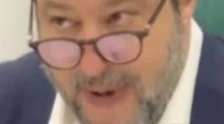 Matteo Salvini "gela" il sindacalista: "Ma questo è fatto in Cina!"