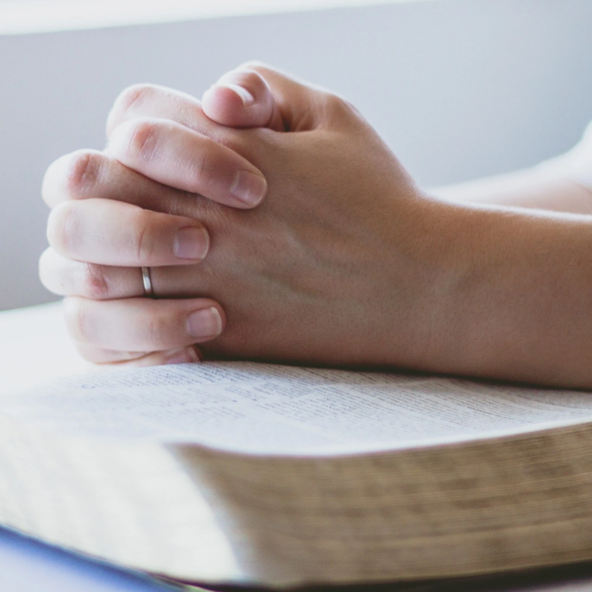 L'abuso simbolico della fede piegata a usi strumentali