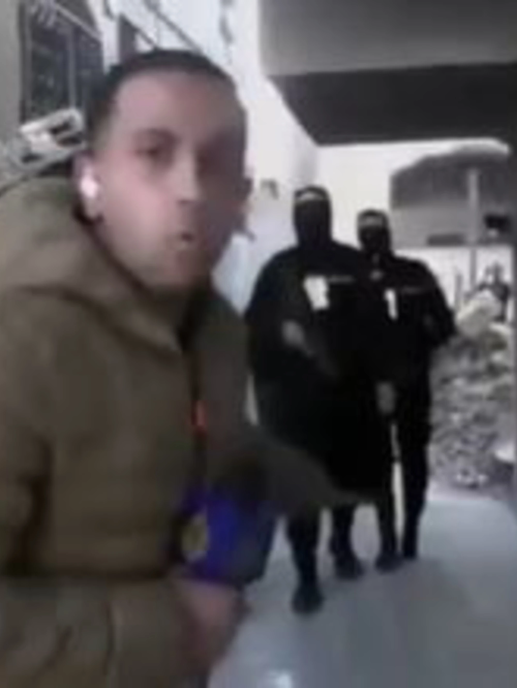 Il terrorista mascherato da giornalista? Ecco i due video che fanno discutere