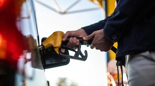 Benzina oltre i 2 euro, il sospetto sulla truffa: "Ecco come ci stanno rapinando"
