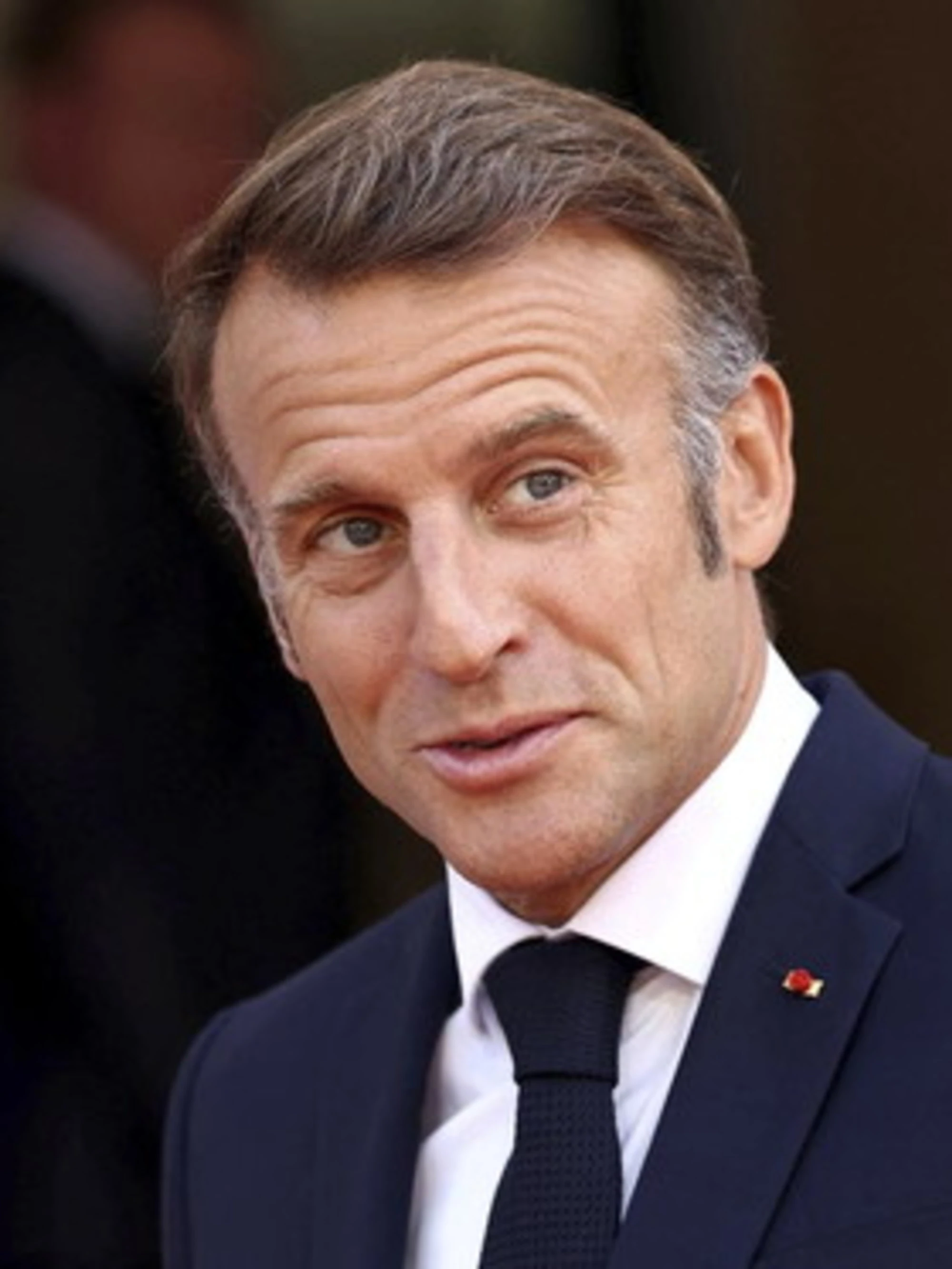 Emmanuel Macron prepara un altro inciucio per fermare Marine Le Pen