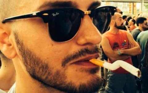 Vittorio Sgarbi mostra il tizio che lo minaccia: "Ti devono sparare, faccia di m***"