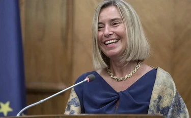 Mogherini in stato di fermo, la risata e il precedente-Sarkozy
