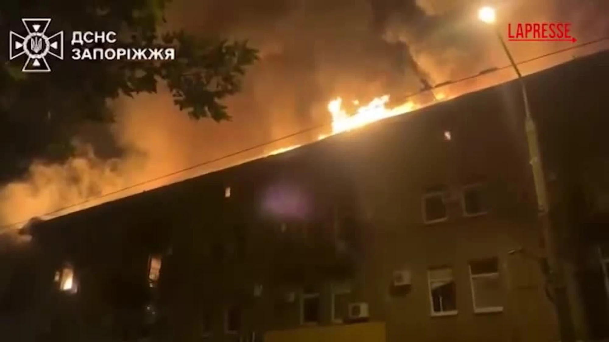 Ucraina, attacco russo su Zaporizhzhia: i vigili del fuoco alle prese con gli incendi