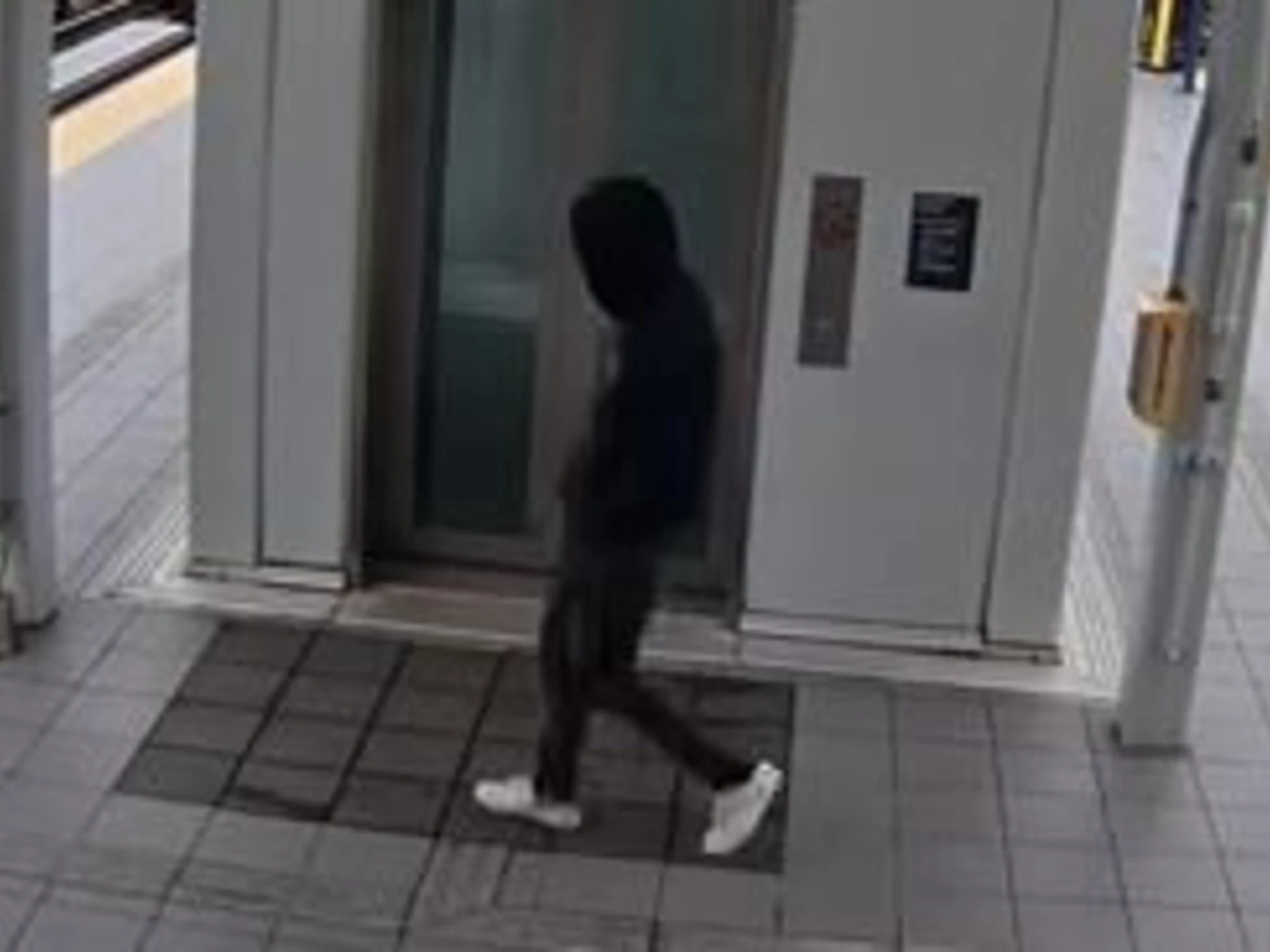 Si apposta dietro un uomo e lo spinge verso il treno in corsa