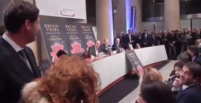 Irruzione da Vespa, donna chiede un lavoro a Berlusconi: sono una bravissima attrice