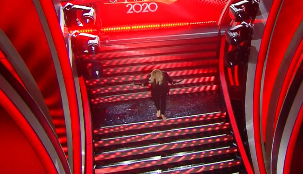 Sanremo 2020, Mara Venier mantiene la promessa: "Le scale? Non me ne frega niente". Il gesto clamoroso