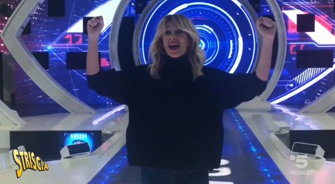 Striscia la Notizia si scatena contro Alessia Marcuzzi: "Eccesso di bisturi", attenzione a queste immagini