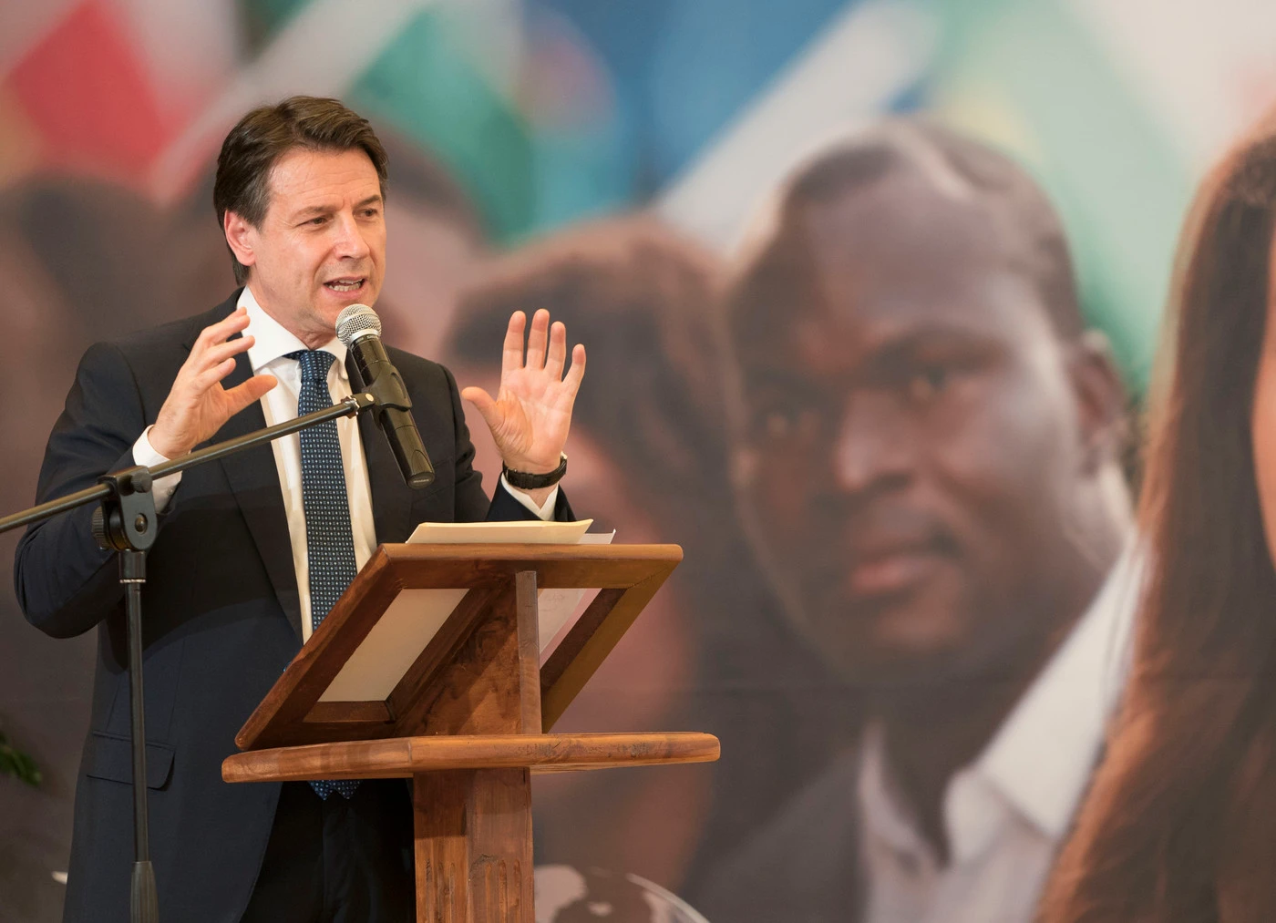 Giuseppe Conte piega Matteo Salvini: "Nessuno escluso", l'intervento sui migranti e la nota a tarda serata