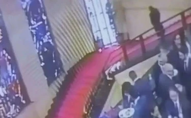 La Todde: "Segnale inquietante". L'assessore sfascia la vetrata di Sironi? Video da vietare