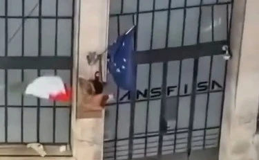 Giù le mani dal Tricolore: l'Italia non può essere la terra dove tutto è permesso