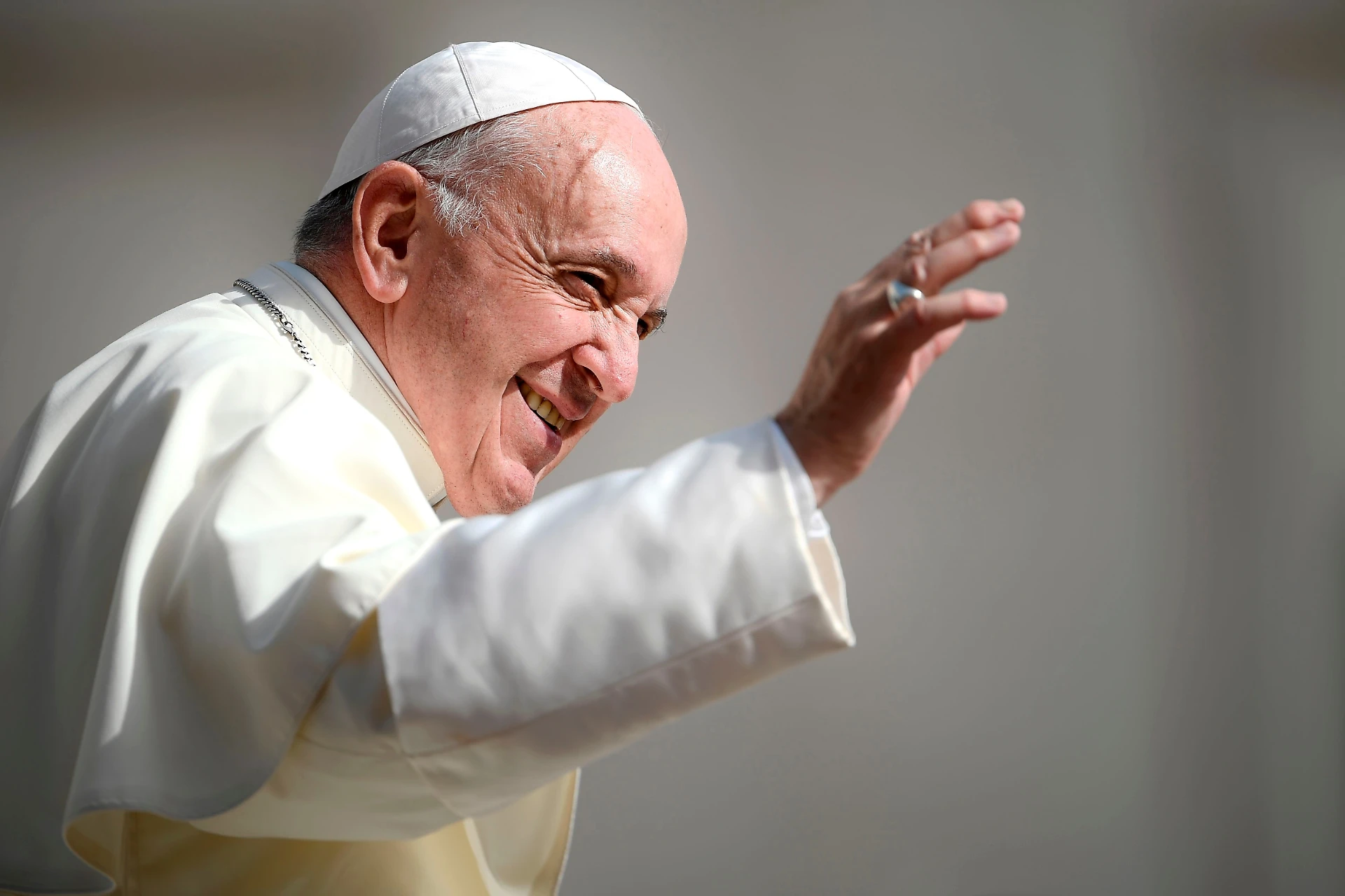 Papa Francesco apre la campagna elettorale contro Salvini: "Il sovranismo ci porterà in guerra"