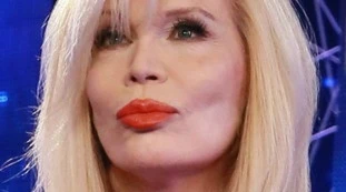 Amanda Lear, a 80 anni le confessioni troppo piccanti: "Due ore di sesso al giorno bastano. E con il mio ultimo uomo..."