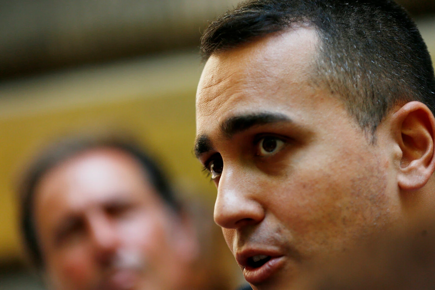 Luigi Di Maio è disperato: "Forse dovremmo finirla qui". I grillini lo lasciano sempre più solo