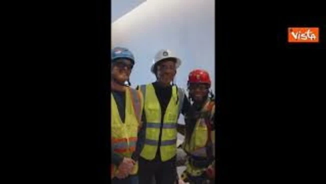 Obama col caschetto in testa visita campus della sua Fondazione in costruzione a Chicago