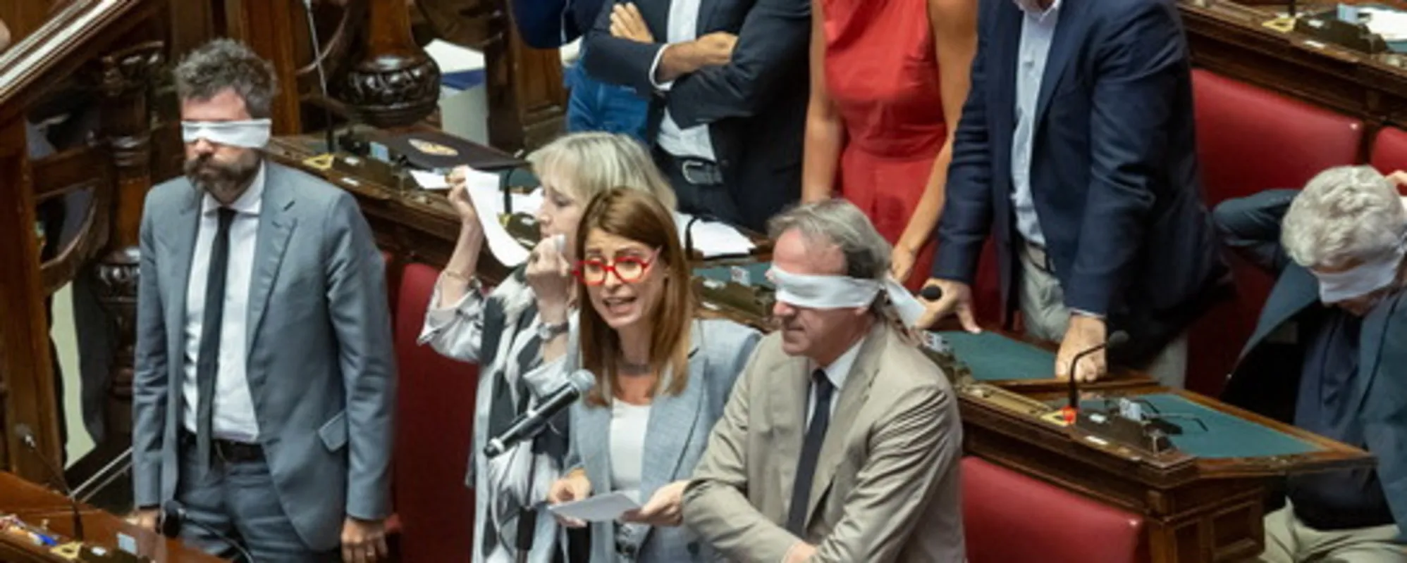 Delmastro, "no" alle chat. La sinistra impazzisce: bende sugli occhi, urla, minacce