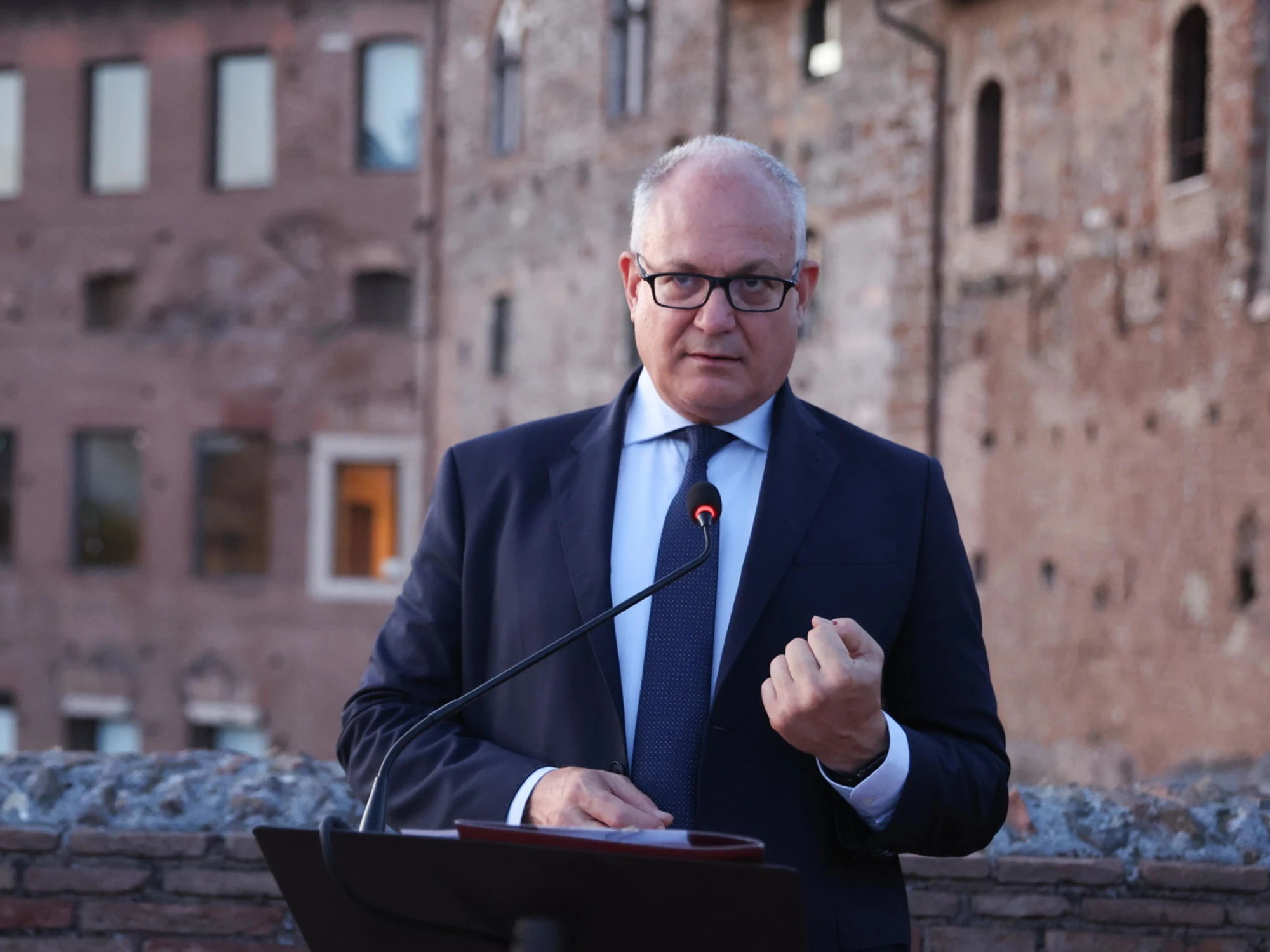 &quot;Fanno schifo&quot;: Gualtieri, gaffe clamorosa scoppia il caso