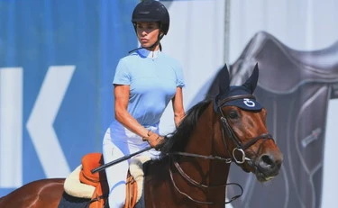 Elisabetta Canalis va a cavallo? Linciata dagli animalisti