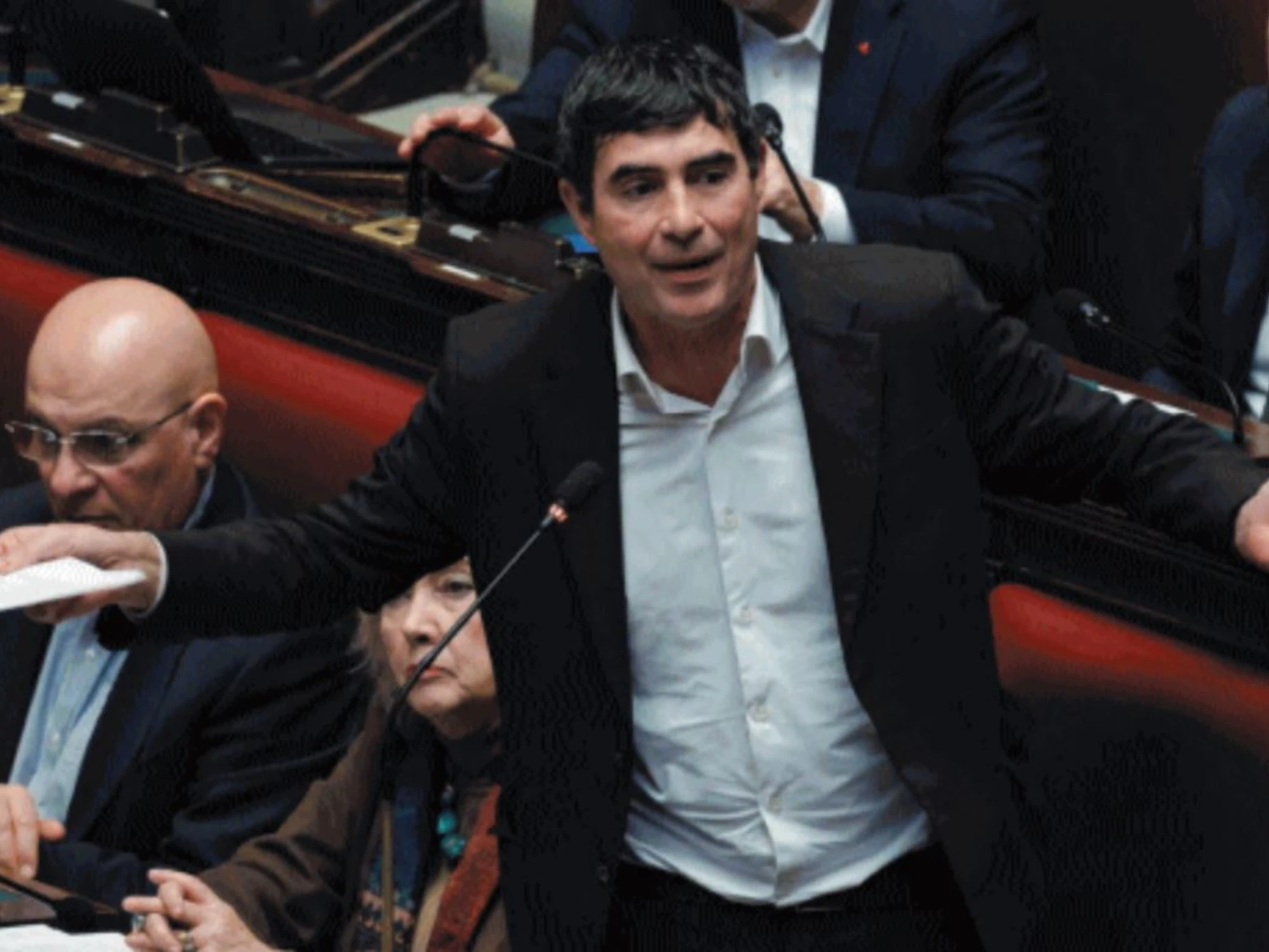 Ai compagni non bastano le dimissioni