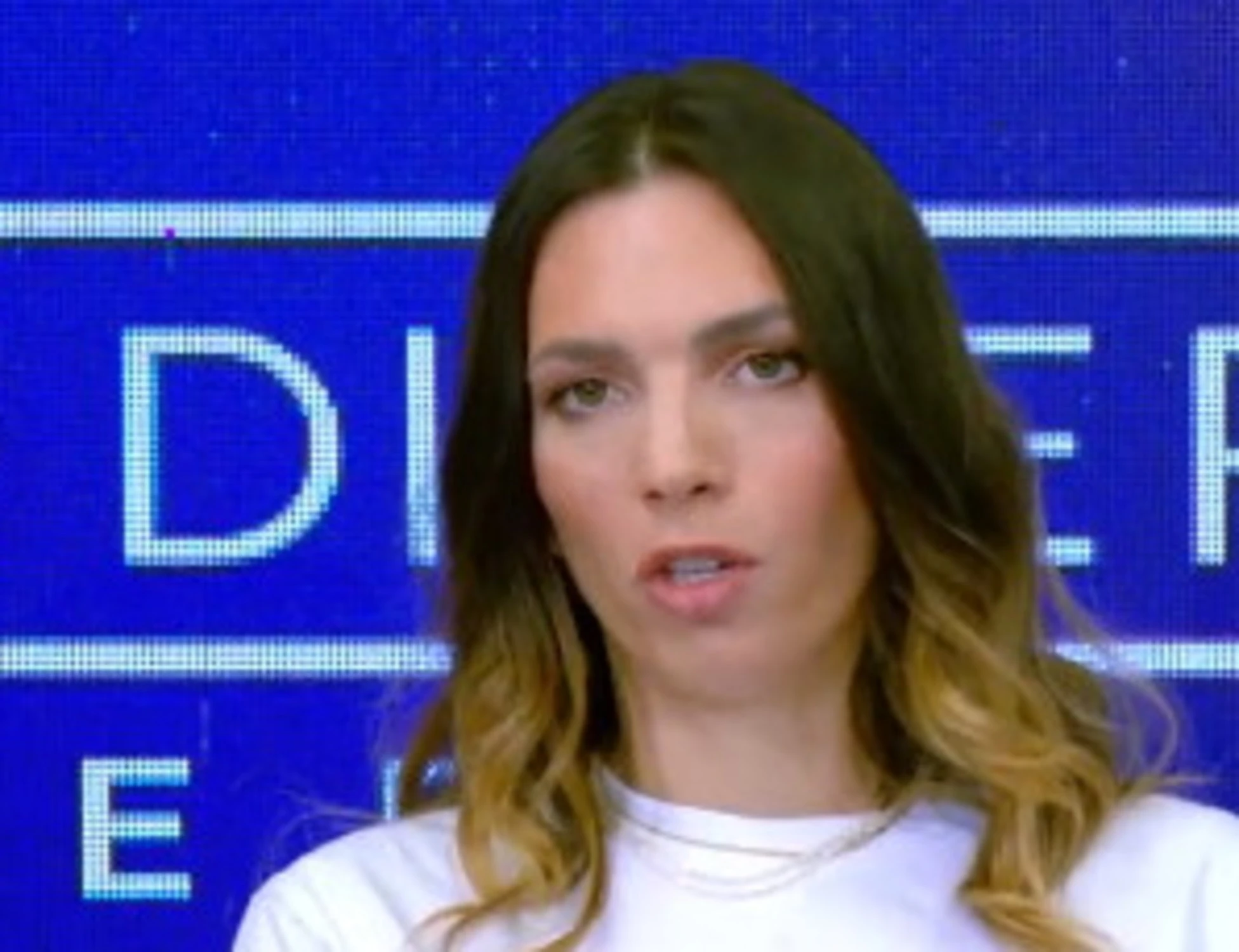 4 di sera, clamoroso: con che maglietta si presenta in studio Vittoria Baldino