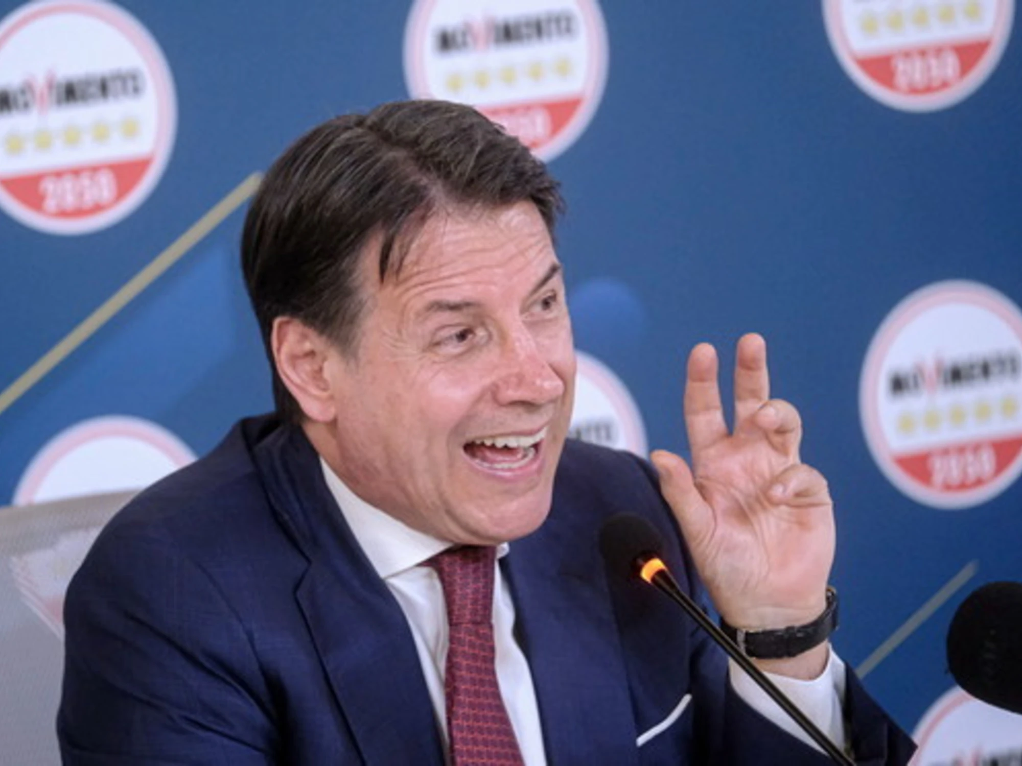 Conte, addio bandiera rossa: Giuseppi è una banderuola