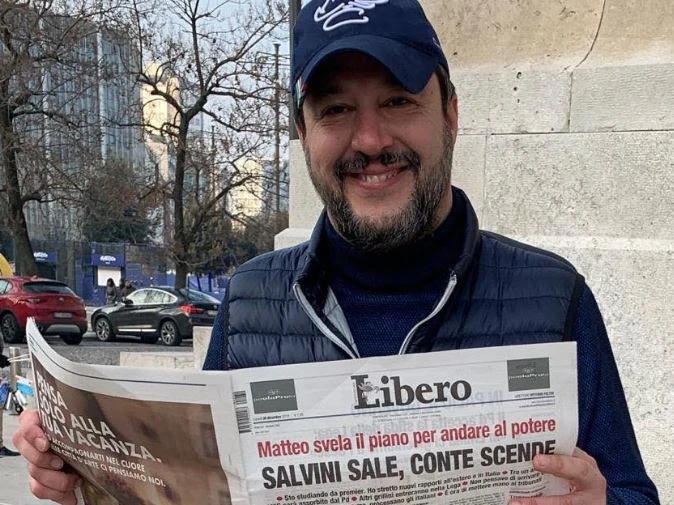 Matteo Salvini pubblica una sua foto con una copia di Libero. Pietro Senaldi: "Gli darei altri due consigli"