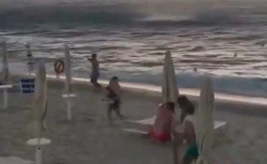 Tropea, tromba d'aria in spiaggia: terrore tra i bagnanti