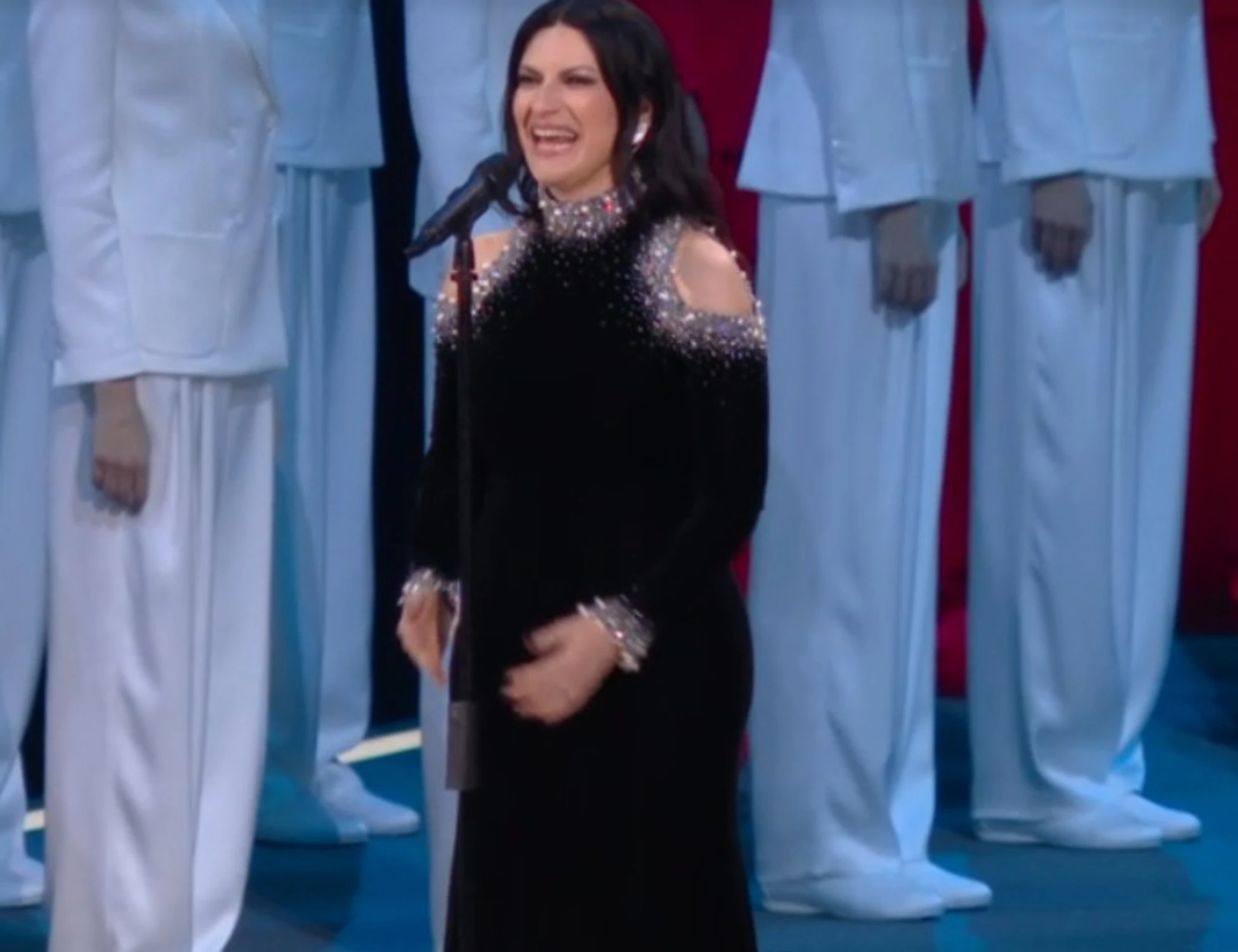 Milano-Cortina, Laura Pausini canta l'Inno di Mameli: e il Tricolore...