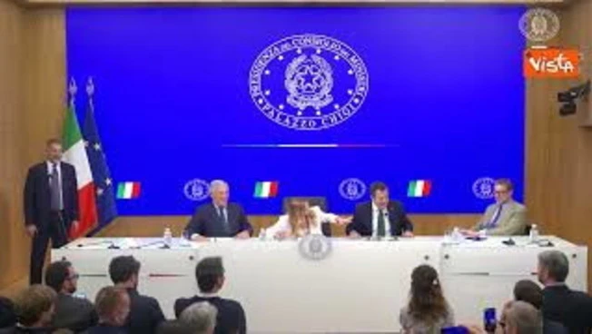 Salvini e Tajani: "Esenzione bollo è solo l'inizio", Meloni scherza: State calmi, ci sente Giorgetti
