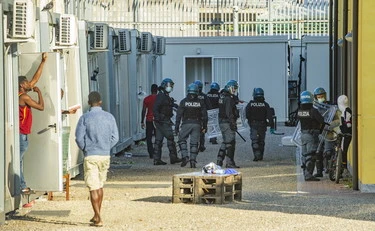Immigrazione, certificati falsi contro le espulsioni: scandalo in tutta Italia, 20 medici coinvolti