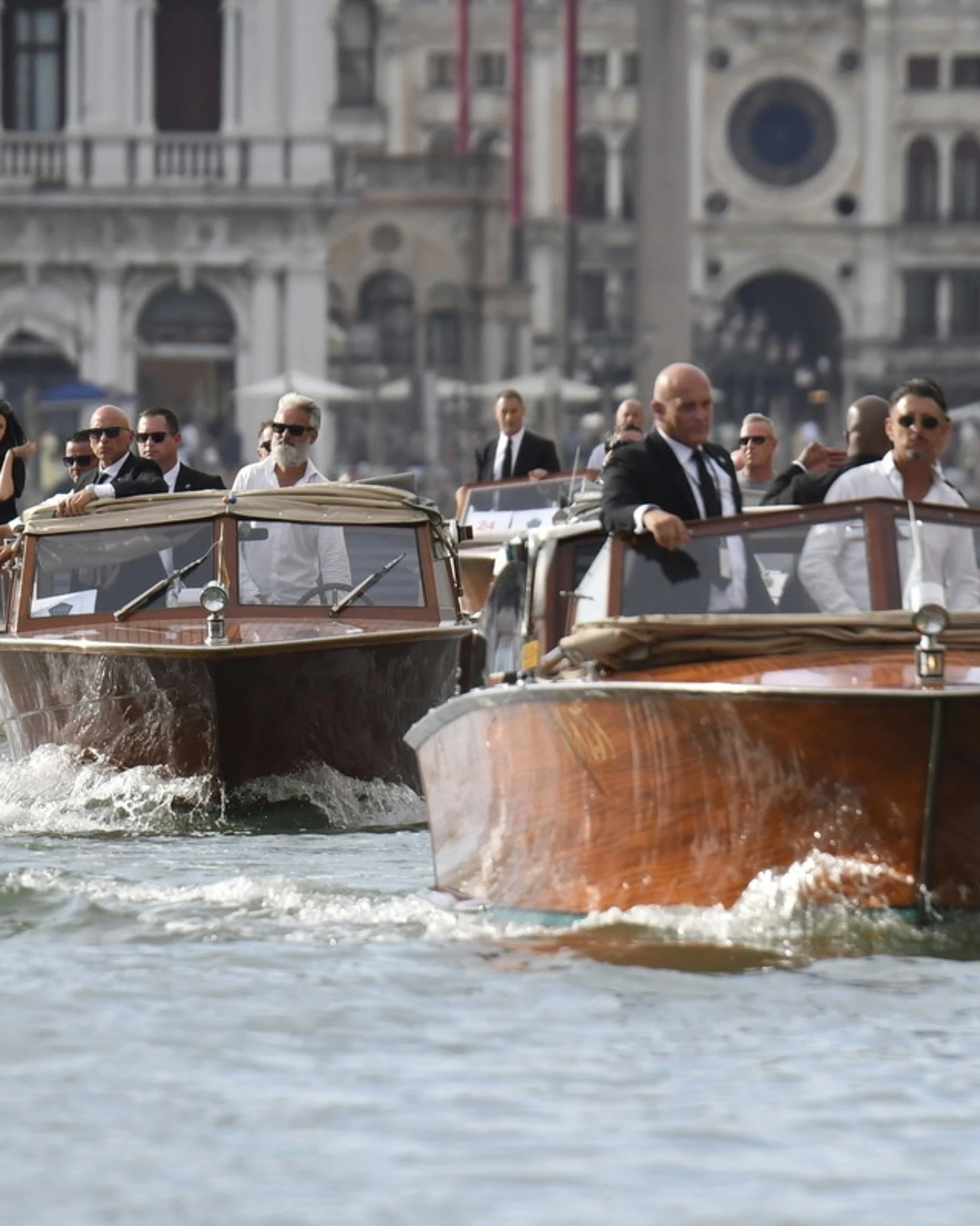 Bezos a Venezia, Brugnaro disintegra il Pd: "In primavera si vota. Le pare normale?"