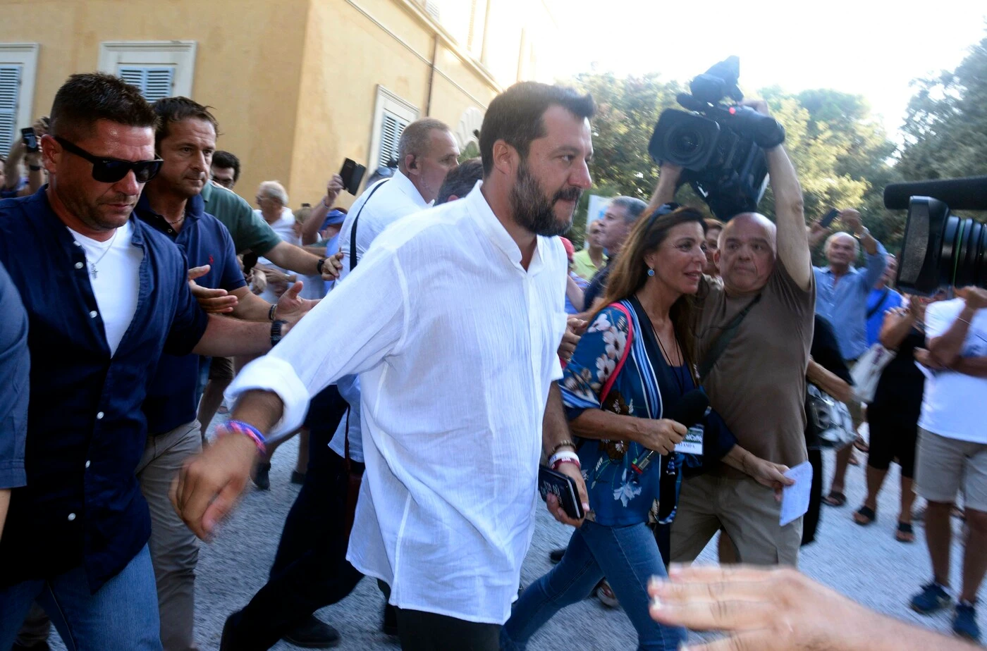 Matteo Salvini spiazza anche i leghisti: "Conte ancora il mio premier. E se martedì...". Si alza la posta